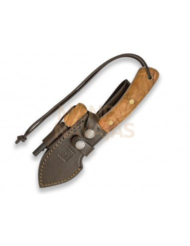 Cuchillo bushcraft Joker Nessmuk , mango de olivo, con ferrocerio.